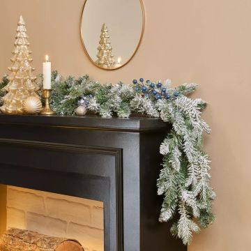 GHIRLANDA NATALIZIA INNEVATA VERDE CON BACCHE BLU ASPEN 270 CM KAEMINGK